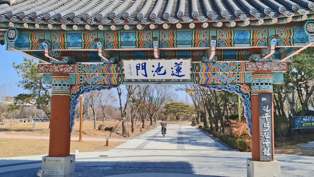 yeonjimun-gate-deokjin-park.jpg